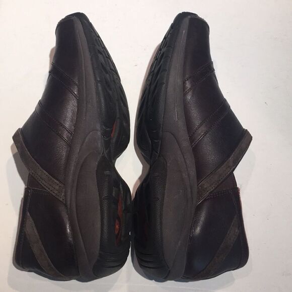 Stylish Comfort: Merrell Ecco Prime Patch Brown Leather Clogs - Size 9 - Picture 10 of 13